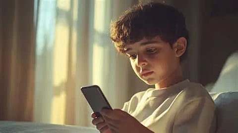 أخصائية نفسية توضح تأثير استخدام الهاتف في سن مبكرة على صحة الطفل