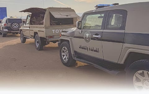 دوريات المجاهدين تضبط مواطنا بحوزته حطب محلي معروض للبيع بحائل