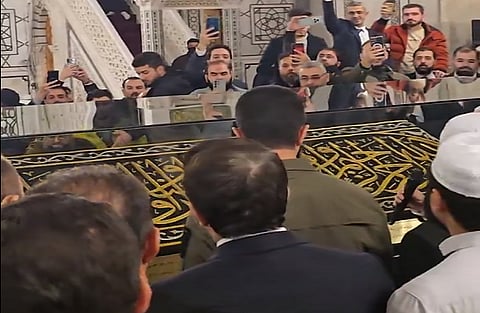 هدية من ولي العهد.. الرئيس السوري يضع قطعة من كسوة الكعبة في المسجد الأموي