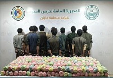 حرس الحدود بجازان يقبض على 10 يمنيين لتهريبهم 180 كيلوجراما من القات المخدر