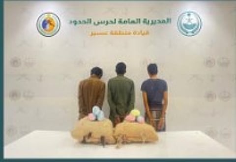 حرس الحدود بعسير يقبض على 3 يمنيين لتهريبهم 40 كيلوجرامًا من القات المخدر