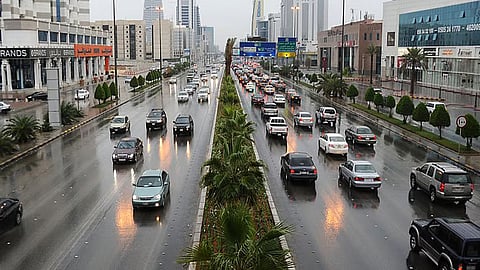 يستمر إلى الغد.. إنذار من مركز الأرصاد بشأن أمطار الرياض