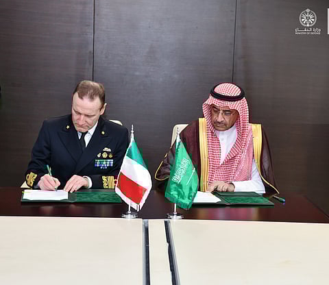 وزارة الدفاع توقع نظيرتها الإيطالية الترتيبات التنفيذية للتعاون بتقنيات الفضاء للدفاع