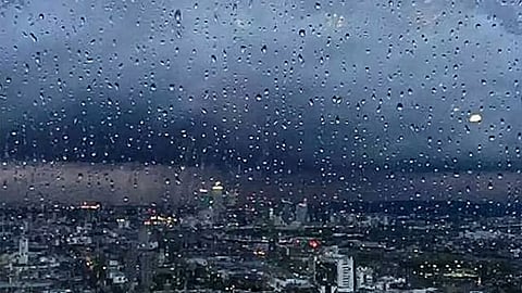 إنذار أحمر من الأرصاد: أمطار غزيرة على الرياض وانعدام في الرؤية