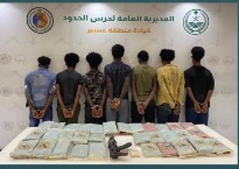 القبض على 7 إثيوبيين بعسير لتهريبهم 950 قرصا من الإمفيتامين و71 كيلوجرامًا من القات المخدر