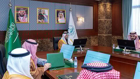 محافظ الأحساء يرأس اجتماع برنامج المدن الصحية ويدشّن هويته الجديدة