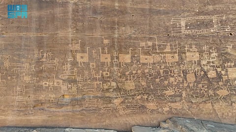 صخورُ العُلا.. سجلٌّ تاريخي لمراحل تطوّر اللغة العربية من الرموز إلى الحروف