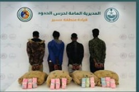 حرس الحدود بعسير يقبض على 4 إثيوبيين لتهريبهم 80 كيلوجراما من القات