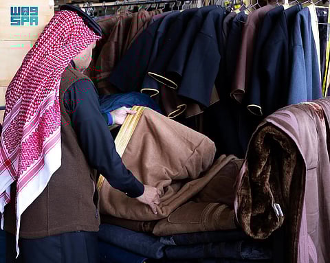 «الفروة».. موروث شعبي يحافظ على حضوره في شتاء القصيم