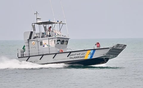 حرس الحدود بمكة المكرمة ينقذ مقيمين تعطلت واسطتهما البحرية في عرض البحر