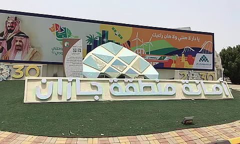 أمانة جازان تعزّز الغطاء النباتي بزراعة 7,000 شجرة وزهرة في صامطة