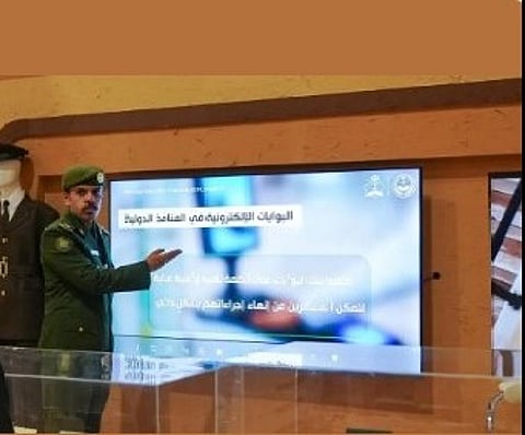 "الجوازات" تستعرض البوابات الإلكترونية بالمطارات الدولية بمهرجان الملك عبدالعزيز للإبل