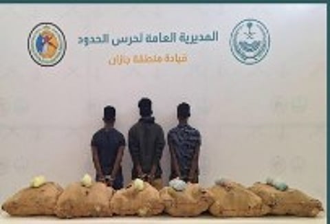 حرس الحدود بجازان يقبض على 3 إثيوبيين لتهريبهم 108 كيلو جرامات من القات المخدر
