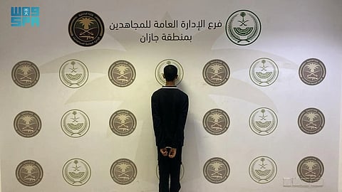 دوريات الإدارة العامة للمجاهدين بجازان تقبض على مواطن لنقله يمنيًا مخالفًا لنظام أمن الحدود