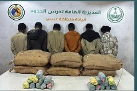 حرس الحدود بعسير يقبض على 6 إثيوبيين لتهريبهم 90 كيلوجرامًا من القات المخدر