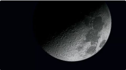 قمر رجب يدخل طور التربيع الأول في سماء الحدود الشمالية