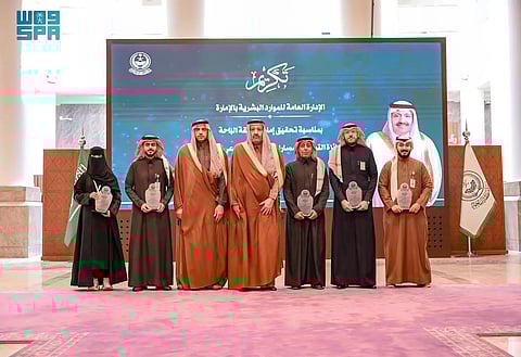 أمير منطقة الباحة يكرّم وحدة العمل التطوعي بإدارة الموارد البشرية بالإمارة