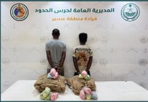 حرس الحدود بعسير يقبض على إثيوبيين لتهريبهما 40 كيلوجرامًا من القات المخدر