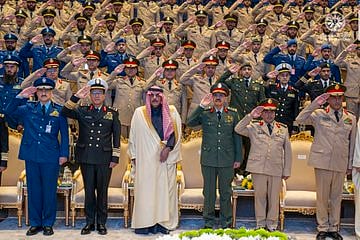 نائب وزير الدفاع يرعى حفل تخريج طلبة دورات تأهيل الضباط الجامعيين لأفرع القوات المسلحة