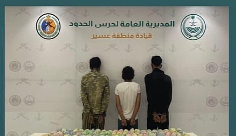 القبض على 3 مخالفين من الجنسيتين اليمنية والإثيوبية لتهريبهم 57 كجم من القات