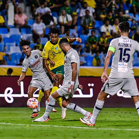 الخليج يكتسح ضمك برباعية في «دوري روشن»