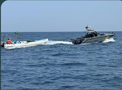 حرس الحدود بعسير ينقذ مقيمين تعطلت واسطتهما البحرية في عرض البحر