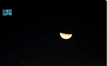 رصد التربيع الأخير لقمر رجب اقترانه بنجم السماك الأعزل في سماء الحدود الشمالية