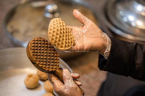 «أم أحمد» تكشف لـ«عاجل» مراحل إعداد الكليجا في مهرجانها التراثي