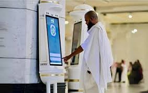 تقنيات ذكية لتنظيم الحشود وتوجيه حركة الزوار في المسجد الحرام