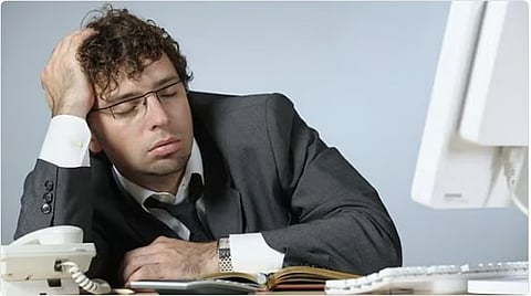 استشارية تكشف الأسباب الشائعة للشعور بالخمول والنعاس رغم النوم الجيد