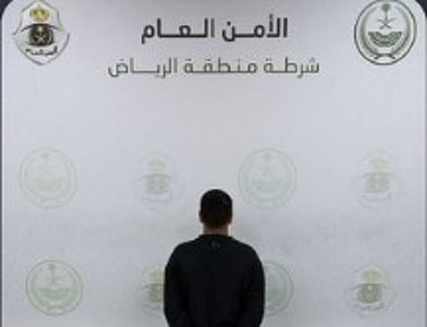 شرطة الرياض تقبض على مواطن لسرقته مركبة في وضع التشغيل وعكس السير