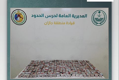 حرس الحدود بجازان يحبط تهريب 98,400 قرص خاضع لتنظيم التداول الطبي
