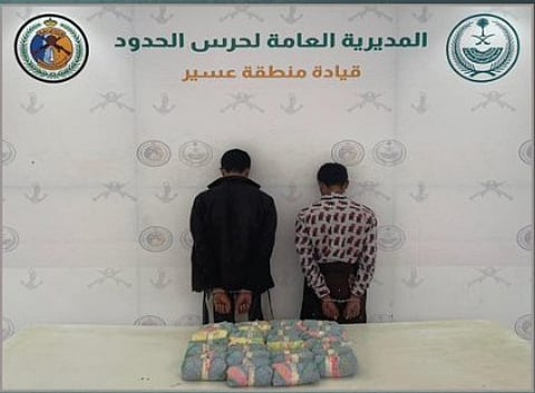 حرس الحدود بعسير يقبض على يمنيين لتهريبهما 15 كيلوجرامًا من القات المخدر