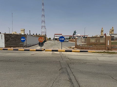 قلة المواقف تُربك مرتادي المطاعم.. ومطالبات بفتح طريق مغلق بالبكيرية