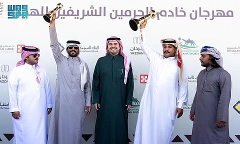 الأمير فهد بن جلوي يتوج الفائزين في فئة «الثنايا» بمهرجان خادم الحرمين الشريفين للهجن 2026