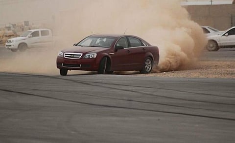 «المرور» بمدينة الرياض يضبط قائد مركبة مارس التفحيط بتهور