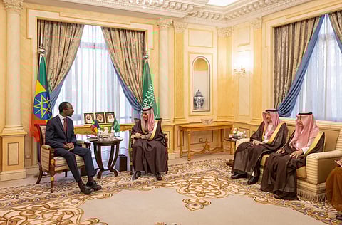 وزير الخارجية يبحث تعزيز العلاقات الثنائية مع نظيره الإثيوبي