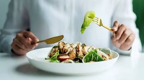 أخطاء شائعة بتناول الطعام تضعف فائدته