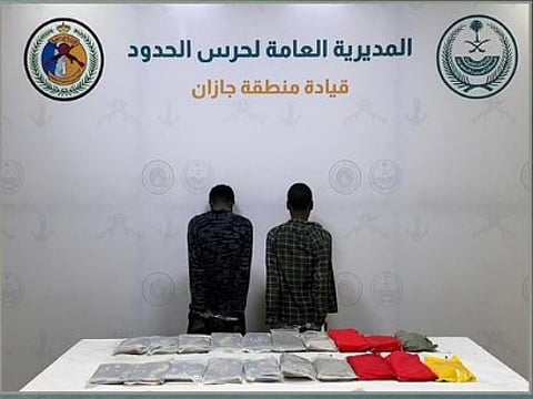 حرس الحدود بجازان يقبض على إثيوبيين لتهريبهما 22 كيلوجرامًا من الحشيش المخدر