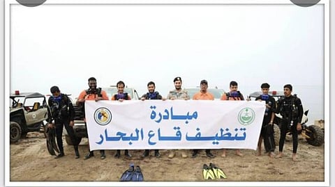 حرس الحدود ينفذ حملة تطوعية لتنظيف شاطئ الشقيق وقاع البحر بمنطقة جازان