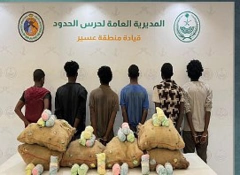 حرس الحدود بعسير يقبض على 6 إثيوبيين لتهريبهم 120 كيلوجرامًا من القات المخدر