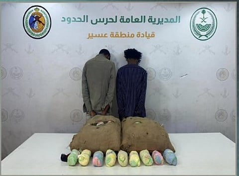 حرس الحدود بعسير يقبض على إثيوبيين لتهريبهما 30 كيلوجراما من القات المخدر