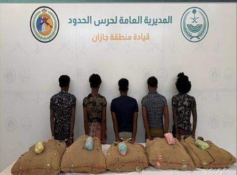 حرس الحدود بجازان يقبض على 5 إثيوبيين لتهريبهم 100 كيلوجرام من القات المخدر