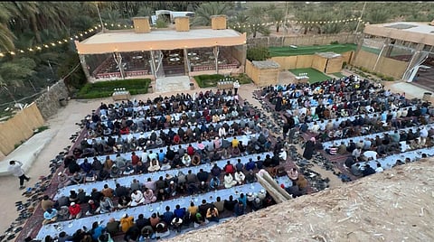 على نهج الآباء والأجداد.. مقصورة الراجحي تهيئ موائد إفطار الصائم بالبكيرية