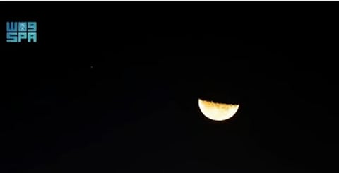 قمر التربيع الأخير يزين سماء شعبان بعد منتصف الليل