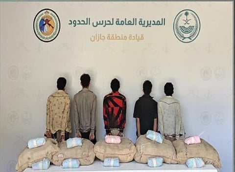 حرس الحدود بجازان يقبض على 5 يمنيين لتهريبهم 75 كيلوجراما من القات المخدر