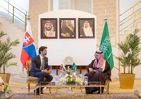 وزير الخارجية يستقبل وزير الدفاع السلوفاكي ويوقعان اتفاقية تعاون عامة بين البلدين