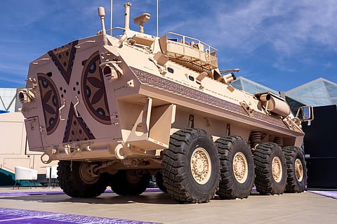 حين يلتقي الفن بالدفاع.. «وِرث» يضفي على مركبة الحرس الوطني هوية نجدية في معرض الدفاع العالمي