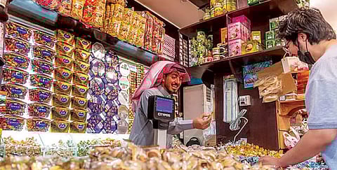 محلل اقتصادي: الموازنة بين مصروفات شهر رمضان وتكاليف العيد ضروري