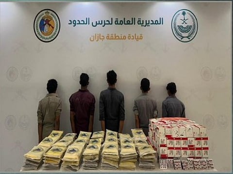 حرس الحدود بجازان يقبض على 5 يمنيين لتهريبهم 116 كيلوجراما من الحشيش المخدر